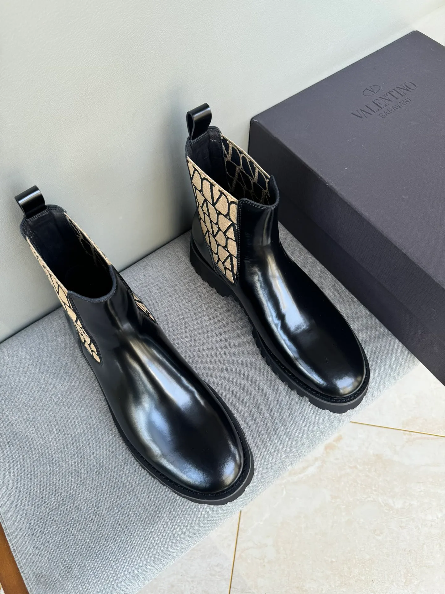 [Valentino] Top P: 1000💰 Size: Men 39-44 (45 customized) Valentino VLTN casual shoes 2025 latest winter series, original 1:1 development Casual men's leather shoes Made with heavy investment, shoes and boots are made of imported cowhide that is not easy to deform, black cowhide lining, original foam outsole, black open edge beads, black suede, brown suede Factory craftsmanship, perfect products are only prepared for you who know taste! Any comparison is welcome!